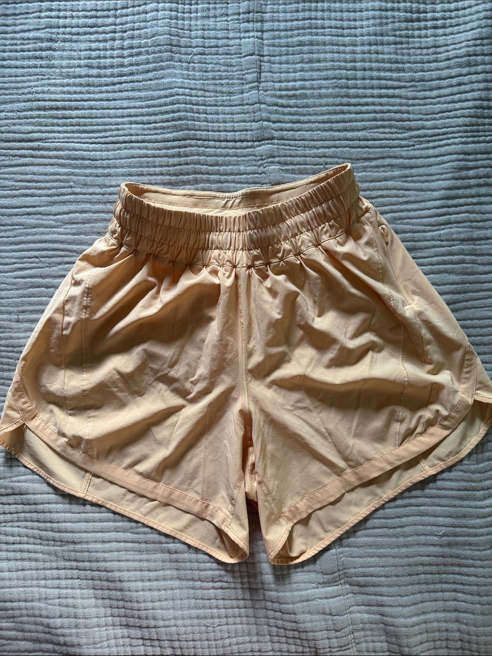 Lululemon Women’s Lightweight Elastic-High-Waist Peach Shorts